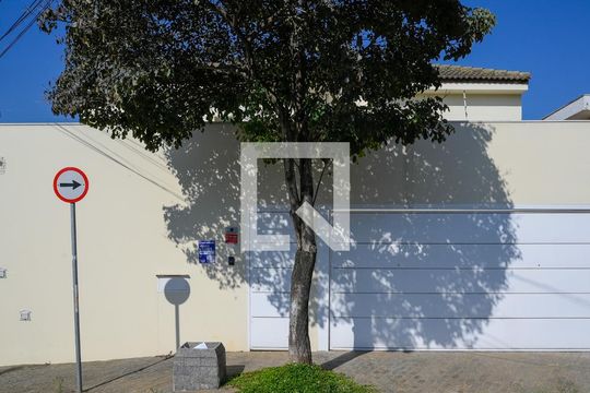 Fachada de casa à venda com 4 quartos, 300m² em Vila Brasílio Machado, São Paulo