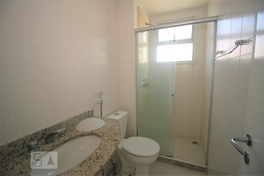 Banheiro Canadense visto pela suite 02 de apartamento à venda com 2 quartos, 80m² em Jacarepaguá, Rio de Janeiro