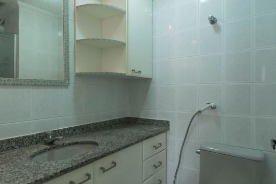Banheiro de apartamento à venda com 3 quartos, 56m² em Vila Gumercindo, São Paulo