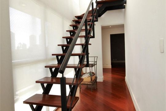 Escadas de apartamento à venda com 3 quartos, 282m² em Vila Suzana, São Paulo
