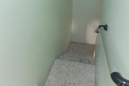 Escada de casa de condomínio para alugar com 5 quartos, 250m² em Vila Maria Eugênia, Campinas