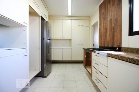 Cozinha de apartamento à venda com 3 quartos, 230m² em Vila Suzana, São Paulo
