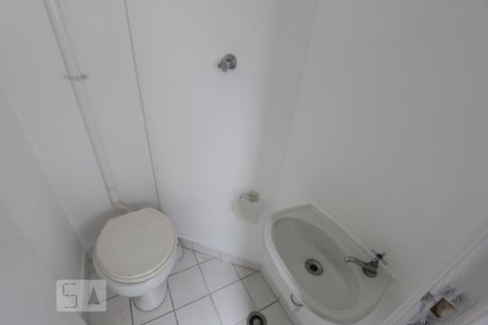 banheiro de serviço de apartamento à venda com 1 quarto, 43m² em Vila Suzana, São Paulo