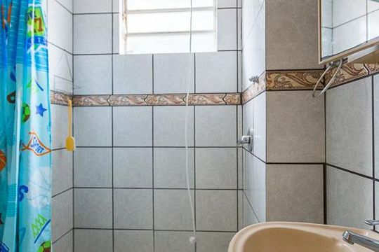 Banheiro de apartamento à venda com 1 quarto, 45m² em Glória, Porto Alegre