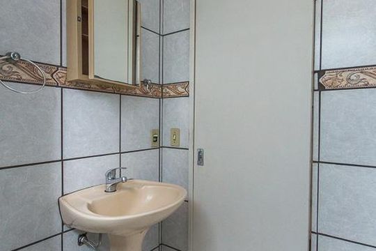 Banheiro de apartamento à venda com 1 quarto, 45m² em Glória, Porto Alegre