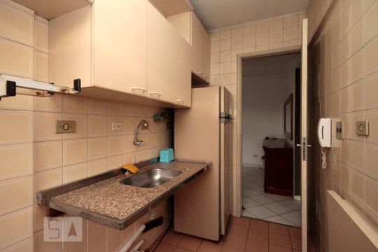 Cozinha de apartamento para alugar com 1 quarto, 40m² em Bela Vista, São Paulo