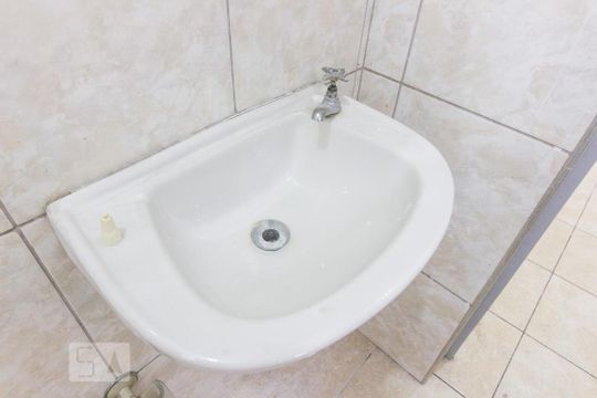 Banheiro de casa para alugar com 1 quarto, 45m² em Parque Peruche, São Paulo
