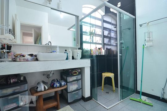 Banheiro suíte de casa para alugar com 7 quartos, 450m² em São Bento, Belo Horizonte