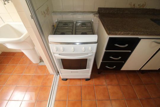 Cozinha armários c/ fogão de apartamento para alugar com 2 quartos, 70m² em Centro, São Caetano do Sul
