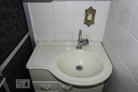 Banheiro social pia de apartamento para alugar com 2 quartos, 70m² em Centro, São Caetano do Sul