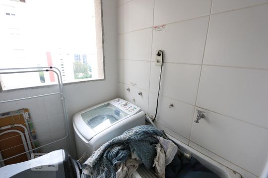 Area de serviço de apartamento para alugar com 2 quartos, 64m² em Vila Suzana, São Paulo