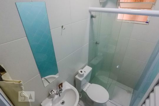 Banheiro de kitnet/studio para alugar com 1 quarto, 22m² em Vila Monumento, São Paulo