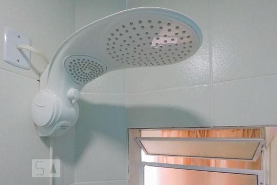Banheiro de kitnet/studio para alugar com 1 quarto, 22m² em Vila Monumento, São Paulo