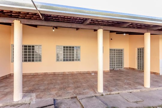 Entrada  de casa para alugar com 2 quartos, 370m² em Village Veneza, Goiânia