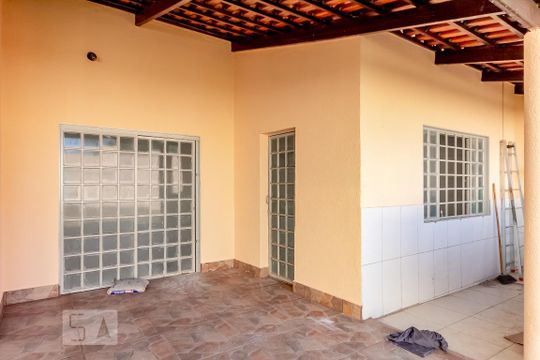 Entrada  de casa para alugar com 2 quartos, 370m² em Village Veneza, Goiânia