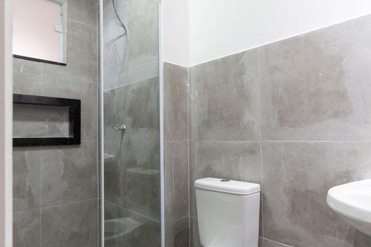 Banheiro Social de kitnet/studio para alugar com 1 quarto, 32m² em Mirandópolis, São Paulo