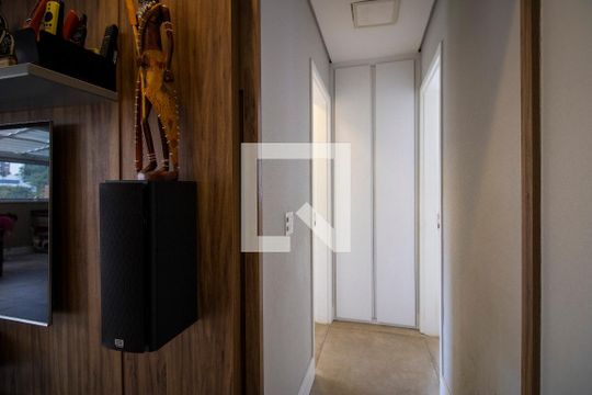 Corredor de apartamento à venda com 2 quartos, 150m² em Vila Anglo Brasileira, São Paulo