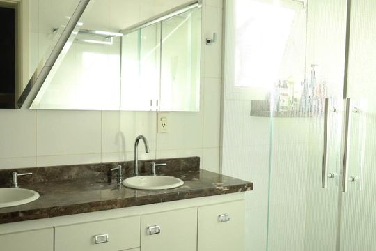 Banheiro - Suíte 1 de casa à venda com 3 quartos, 337m² em Jardim Santa Adelaide, Jundiaí