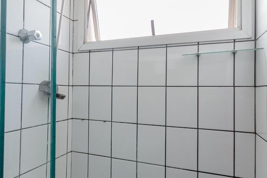 Banheiro social de apartamento para alugar com 3 quartos, 70m² em Jardim Goiás, Goiânia