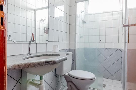 Banheiro social de apartamento para alugar com 3 quartos, 70m² em Jardim Goiás, Goiânia