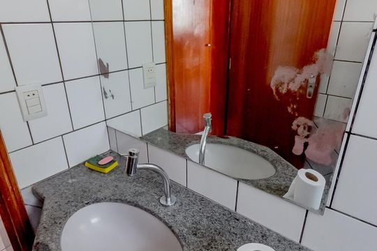 Banheiro social de apartamento para alugar com 3 quartos, 70m² em Jardim Goiás, Goiânia