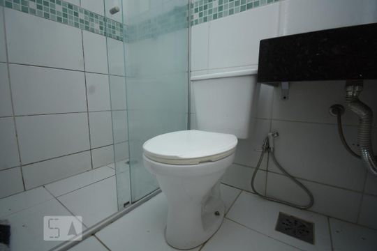 Banheiro de apartamento para alugar com 2 quartos, 44m² em Guará Ii, Brasília