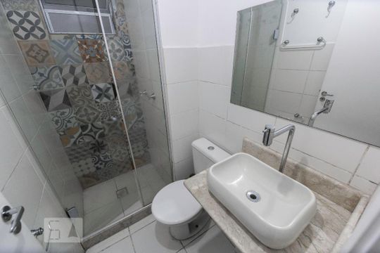 Banheiro social de apartamento para alugar com 3 quartos, 54m² em Vargem Pequena, Rio de Janeiro