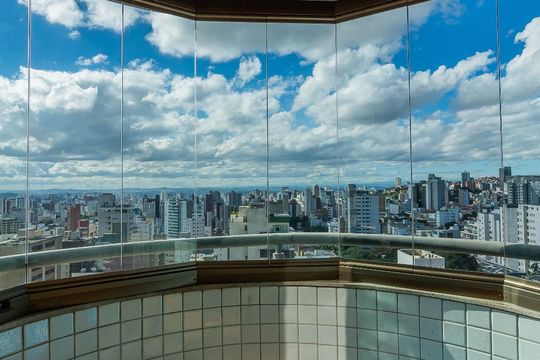 Varanda Quarto Suíte 1 de apartamento para alugar com 3 quartos, 209m² em Sion, Belo Horizonte