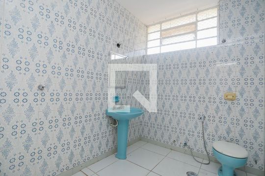 Banheiro de casa para alugar com 3 quartos, 150m² em Lapa, São Paulo