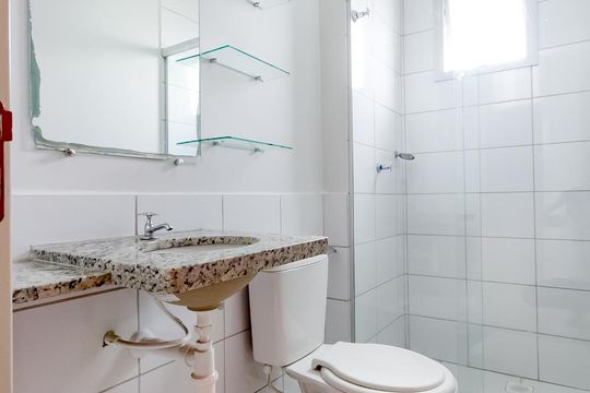 Banheiro social de apartamento para alugar com 2 quartos, 54m² em Parque Oeste Industrial, Goiânia