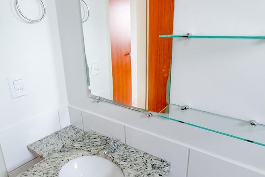 Banheiro social de apartamento para alugar com 2 quartos, 54m² em Parque Oeste Industrial, Goiânia