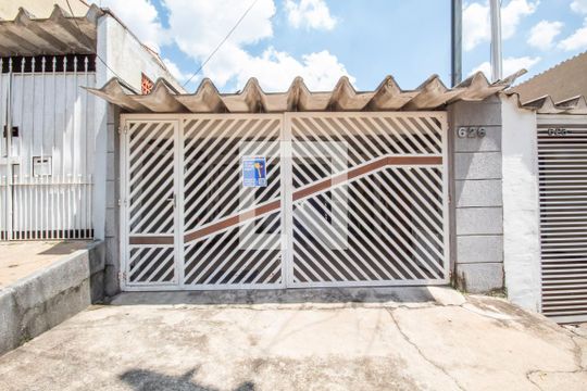 Fachada de casa para alugar com 2 quartos, 92m² em Quitaúna, Osasco