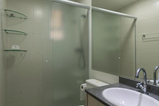 Banheiro social de apartamento para alugar com 2 quartos, 69m² em Cambuci, São Paulo