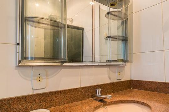 Banheiro - Pia e Espelho de casa de condomínio para alugar com 2 quartos, 70m² em Irajá, Rio de Janeiro