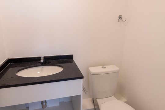 Banheiro de kitnet/studio para alugar com 1 quarto, 30m² em Bom Retiro, São Paulo