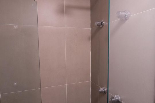 Banheiro de kitnet/studio para alugar com 1 quarto, 30m² em Bom Retiro, São Paulo