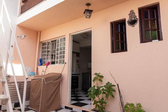 Fachada de casa à venda com 2 quartos, 150m² em Chácara Santo Antônio (zona Sul), São Paulo