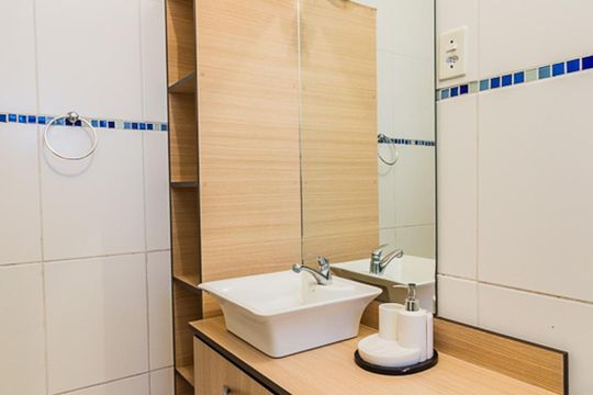 Banheiro de apartamento à venda com 2 quartos, 65m² em Santana, Porto Alegre