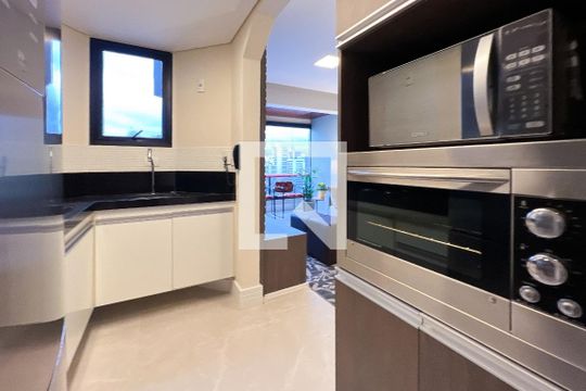 Cozinha de apartamento para alugar com 1 quarto, 48m² em Itaim Bibi, São Paulo