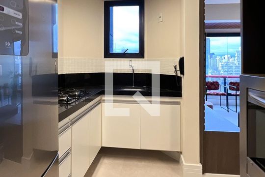 Cozinha de apartamento para alugar com 1 quarto, 48m² em Itaim Bibi, São Paulo