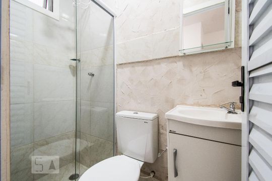 Banheiro de kitnet/studio para alugar com 1 quarto, 15m² em Vila Deodoro, São Paulo