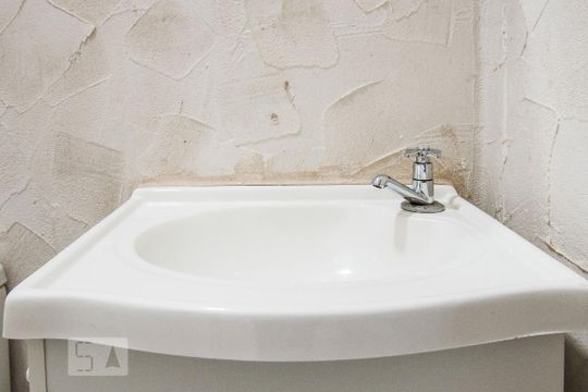 Banheiro de kitnet/studio para alugar com 1 quarto, 15m² em Vila Deodoro, São Paulo