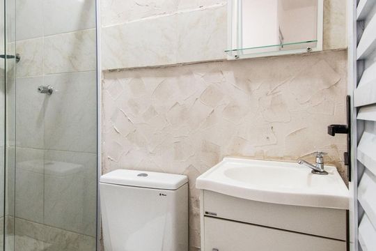 Banheiro de kitnet/studio para alugar com 1 quarto, 15m² em Vila Deodoro, São Paulo