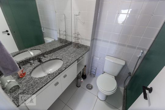 Banheiro social de apartamento para alugar com 2 quartos, 61m² em Barra da Tijuca, Rio de Janeiro
