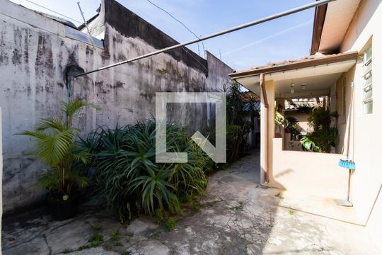 Quintal casa dos fundos de casa à venda com 3 quartos, 155m² em Jardim Santa Cruz (sacomã), São Paulo