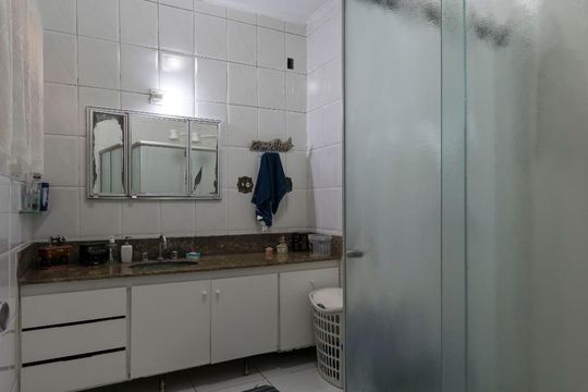 Banheiro social 1 de casa à venda com 5 quartos, 400m² em Vila Nair, São Paulo