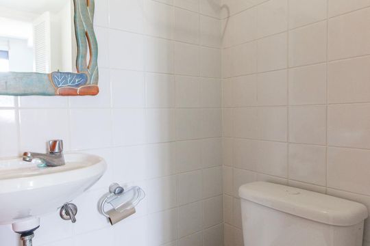Banheiro de Serviço de apartamento para alugar com 2 quartos, 105m² em Barra da Tijuca, Rio de Janeiro