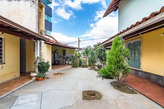 Quintal de casa à venda com 5 quartos, 280m² em Palmares, Belo Horizonte