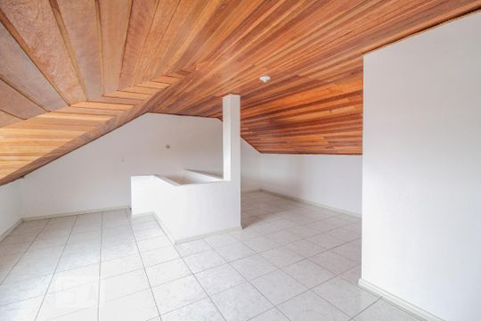 Sótão
 de casa de condomínio para alugar com 3 quartos, 90m² em Uberaba, Curitiba
