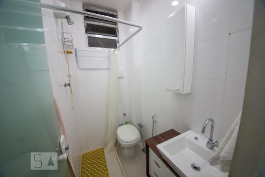 Banheiro  de kitnet/studio para alugar com 1 quarto, 30m² em Icaraí, Niterói